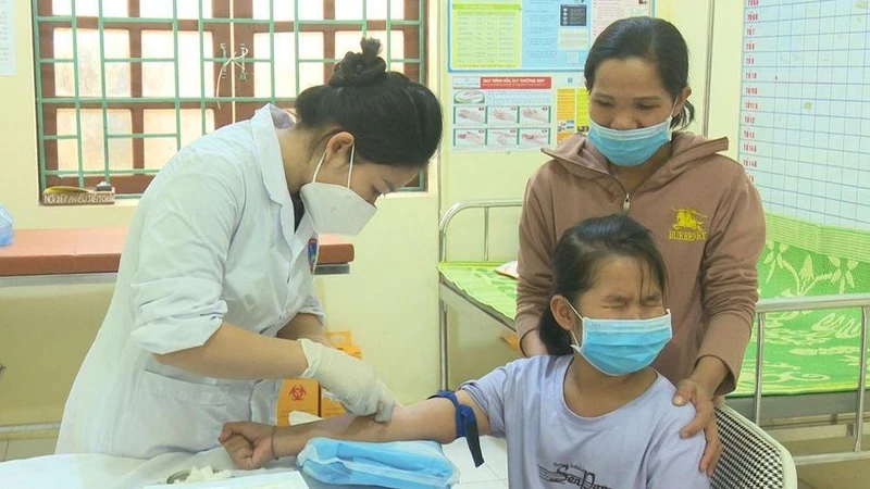 Nhân viên Y tế huyện Chợ Đồn thăm, khám cho học sinh.