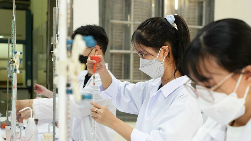 Hoạt động thực hành của sinh viên Đại học Quốc gia Hà Nội.