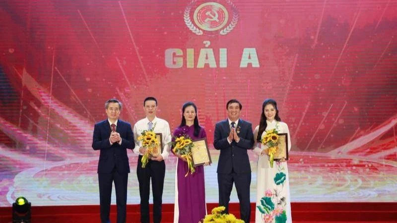 Ban Tổ chức trao giải cho các tác giả, nhóm tác giả đoạt giải A.
