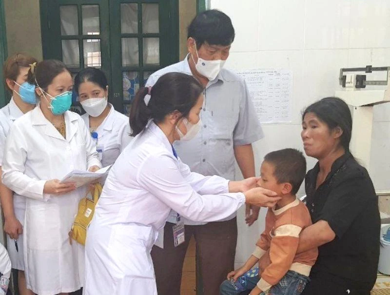 Bác sĩ Trung tâm Kiểm soát bệnh tật Bắc Kạn khám cho bệnh nhi nghi nhiễm cúm B tại Chợ Đồn. (Ảnh: CDC Bắc Kạn)