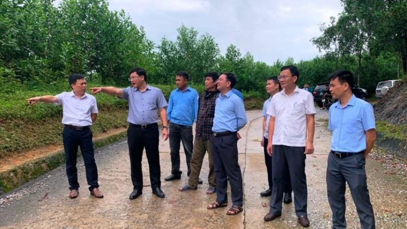 Lãnh đạo tỉnh Thanh Hóa cùng các thành viên Đoàn công tác đi kiểm tra các tuyến giao thông sau mưa, bão.