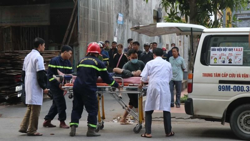 Các lực lượng chức năng đưa nạn nhân đi cấp cứu.