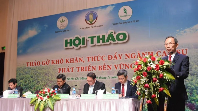 Đại diện VRA phát biểu tại Hội thảo Tháo gỡ khó khăn thúc đẩy ngành cao-su phát triển bền vững. (Ảnh: Vũ Phong).