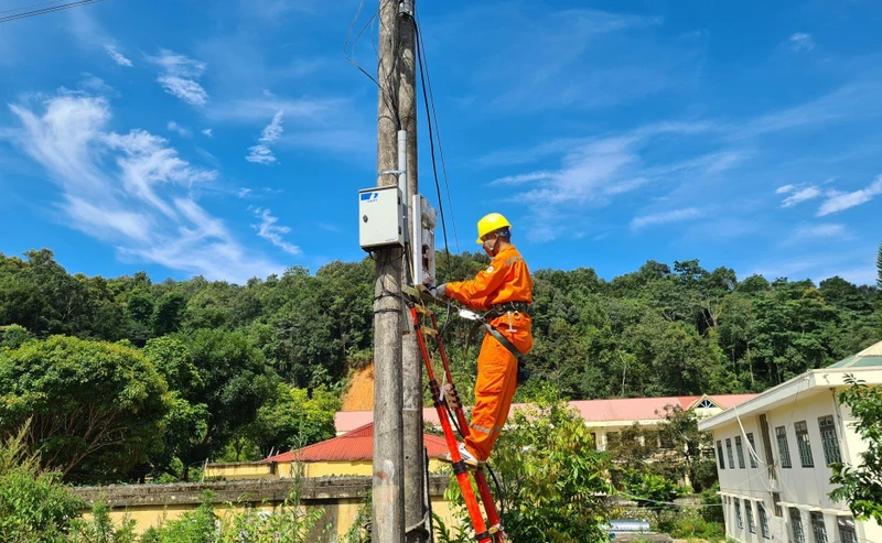 Công nhân Công ty Điện lực Điện Biên thay thế định kỳ công tơ điện.