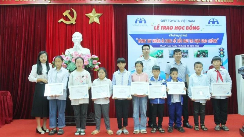 Đại diện Quỹ Toyota Việt Nam trao học bổng "Vòng tay nhân ái" tại buổi lễ.