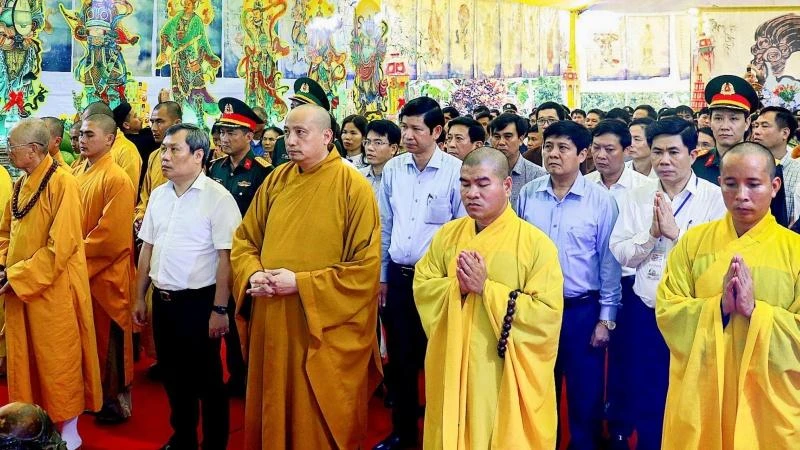 Lễ cầu siêu các Anh hùng liệt sĩ hy sinh tại Hang tám thanh niên xung phong đường 20 Quyết thắng.