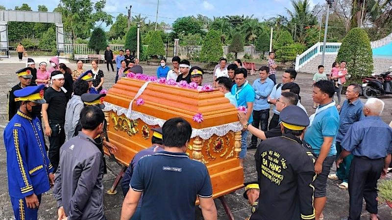 Người dân địa phương và gia đình tổ chức đám ma tiễn đưa nạn nhân N.T.T. về nơi an nghỉ cuối cùng. 