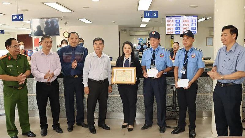 Khen thưởng tập thể và nhân viên Sacombank Sa Đéc. (Ảnh: VĂN KHƯƠNG)