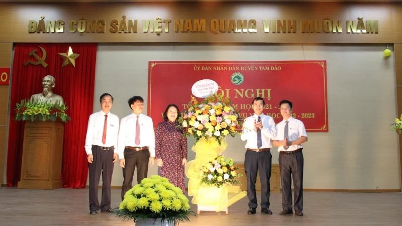 Lãnh đạo huyện Tam Đảo chúc mừng các thầy, cô giáo.