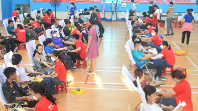 Hàng trăm người dân Quảng Ngãi tham gia hiến máu tại chương trình Hành trình Đỏ “Quảng Ngãi - Giọt hồng gắn kết yêu thương” năm 2022.