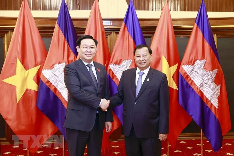 Chiều 19/11, tại trụ sở Thượng viện Campuchia ở thủ đô Phnom Penh, Chủ tịch Quốc hội Vương Đình Huệ hội kiến Chủ tịch Thượng viện Campuchia Samdech Say Chhum. (Ảnh: Doãn Tấn/TTXVN)