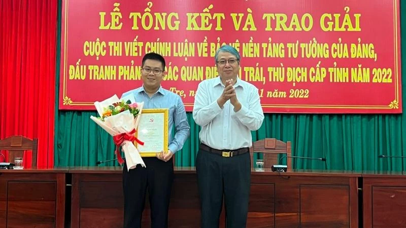Trưởng Ban Tuyên giáo Tỉnh ủy Bến Tre Cao Văn Dũng trao giải A cho tác giả đoạt giải.