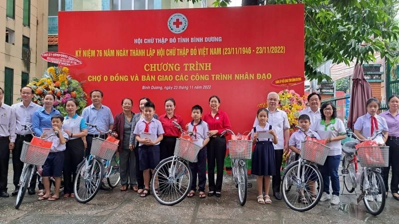 Lãnh đạo tỉnh Bình Dương và lãnh đạo Hội Chữ thập đỏ các cấp trao tặng quà và học bổng cho học sinh có hoàn cảnh khó khăn.