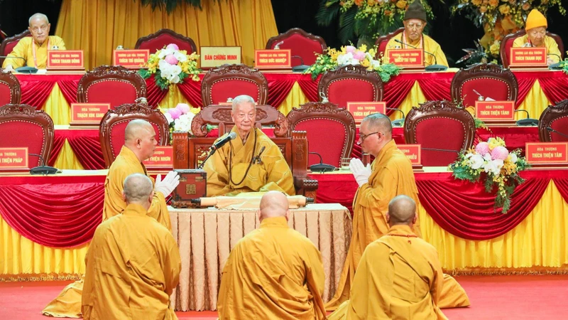 Nghi thức suy tôn Trưởng lão Hòa thượng Thích Trí Quảng lên ngôi vị Pháp chủ Giáo hội Phật giáo Việt Nam. (Ảnh: Duy Linh)