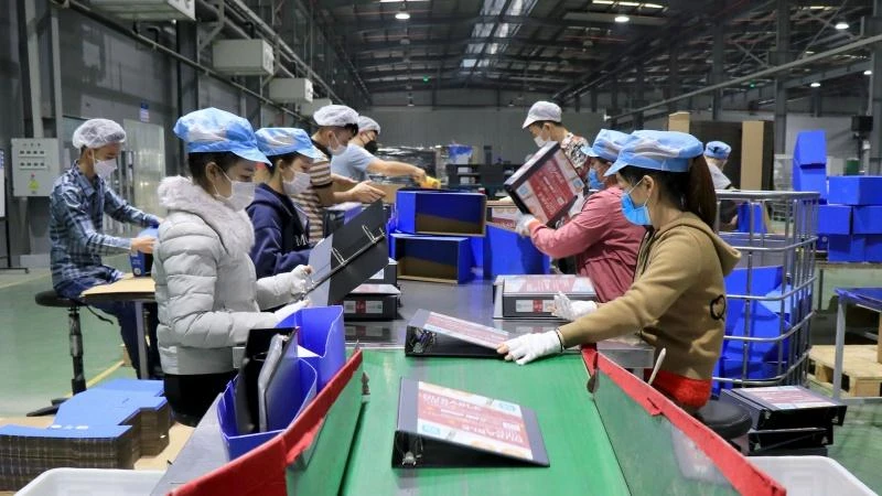 Công nhân làm việc tại Công ty TNHH Deli Việt Nam, tại khu công nghiệp Yên Phong mở rộng, tỉnh Bắc Ninh.