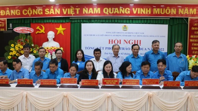 Đại diện lãnh đạo Liên đoàn Lao động các tỉnh khu vực đồng bằng sông Cửu Long ký kết giao ước thi đua.