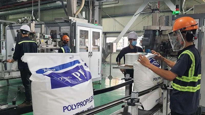 Sản xuất hóa chất tại Công ty trách nhiệm hữu hạn Hóa chất Hyosung Vina, doanh nghiệp vừa xin tăng vốn đầu tư thêm 250 triệu USD.