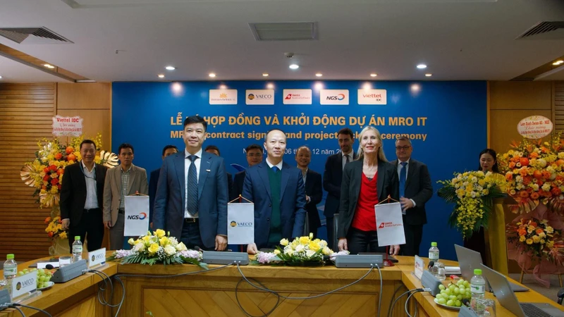 Đại diện hai bên ký kết hợp tác, triển khai hệ thống phần mềm bảo dưỡng tàu bay theo công nghệ mới.
