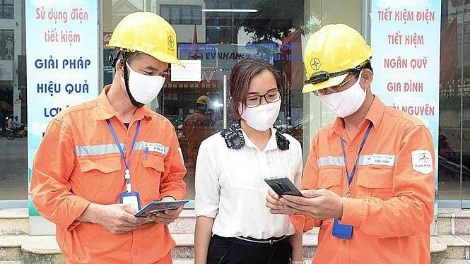 Ngành Điện lực đẩy mạnh tuyên truyền tiết kiệm điện tới khách hàng.