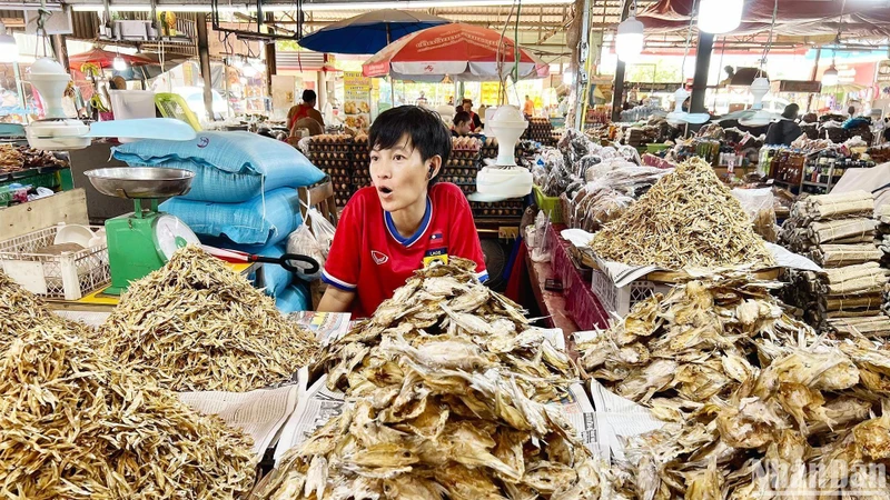 Chính phủ Lào sẽ tiếp tục tập trung vào công tác quản lý giá cả hàng hóa. (Ảnh: TRỊNH DŨNG)