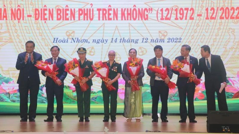 Thị xã Hoài Nhơn (tỉnh Bình Định) vinh danh Anh hùng phi công là người Hoài Nhơn đã góp công vào chiến thắng lịch sử “Hà Nội - Điện Biên Phủ trên không”.