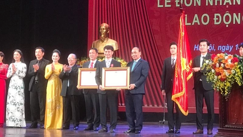 Chủ tịch nước Nguyễn Xuân Phúc trao tặng Huân chương Lao động hạng Ba cho tập thể Nhà hát kịch Việt Nam và Giám đốc Nhà hát, Nghệ sĩ ưu tú Nguyễn Xuân Bắc.