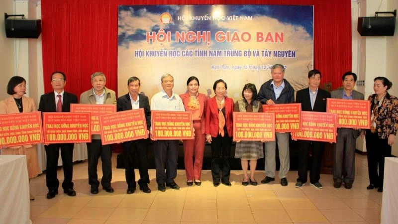 Hội Khuyến học Việt Nam trao hỗ trợ Quỹ Khuyến học các tỉnh để tặng học bổng cho học sinh nghèo, vượt khó.