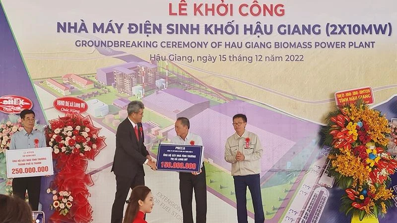 Mạnh thường quân ủng hộ kinh phí xây dựng nhà tình thương.