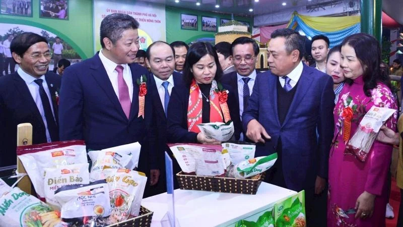 Các đại biểu tham quan gian trưng bày sản phẩm.