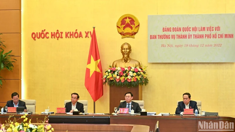 Chủ tịch Quốc hội Vương Đình Huệ, Phó Chủ tịch Thường trực Quốc hội Trần Thanh Mẫn, Bí thư Thành ủy Thành phố Hồ Chí Minh Nguyễn Văn Nên và Chủ tịch UBND Thành phố Hồ Chí Minh Phan Văn Mãi tại buổi làm việc.