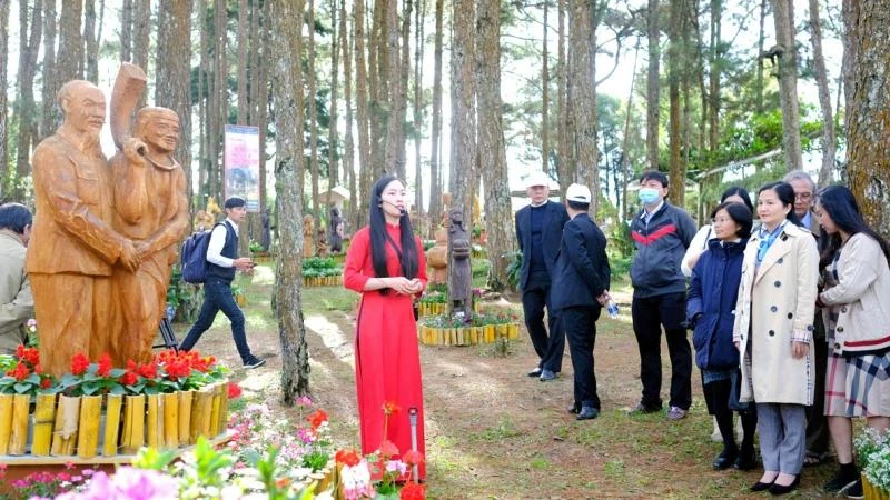 Thuyết minh về tượng gỗ Tây Nguyên tại triển lãm.