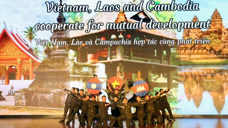Phần thi sân khấu hóa của đội Hệ Quốc tế.