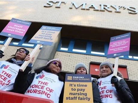 Nhân viên y tế tham gia đình công bên ngoài bệnh viện St Mary ở London (Anh), ngày 15/12/2022. (Ảnh: AFP/TTXVN)