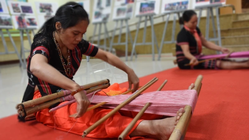Nghệ nhân trình diễn dệt thổ cẩm tại chương trình.