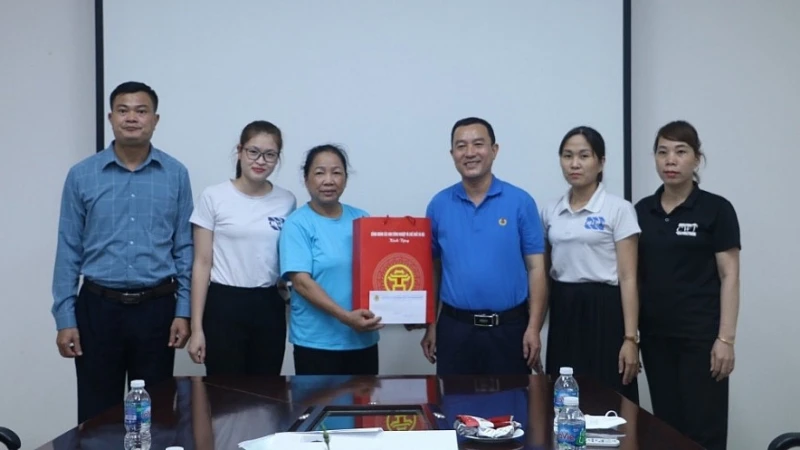 Công đoàn tặng quà công nhân lao động.