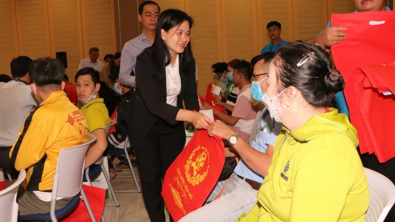 Trao quà cho công nhân lao động khó khăn tại Bình Dương nhân dịp Tết Nguyên đán. (Ảnh minh họa)