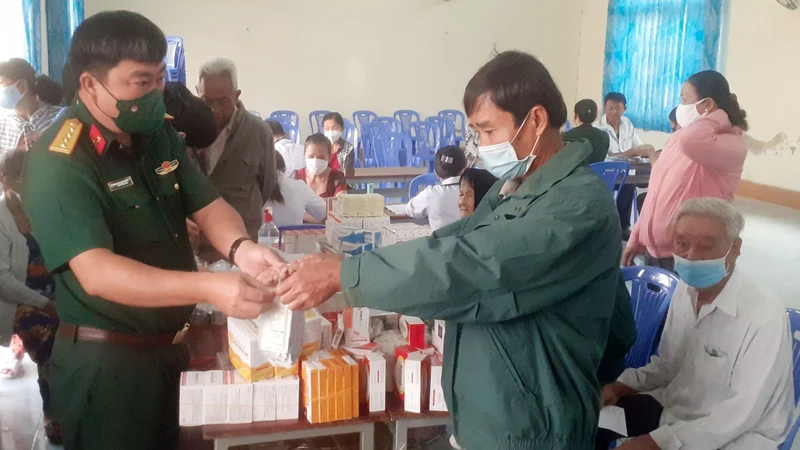 Bệnh viện Quân dân y tỉnh Sóc Trăng và Trung tâm Y tế huyện Long Phú khám bệnh, cấp thuốc miễn phí cho nhân dân tại xã Song Phụng, huyện Long Phú.