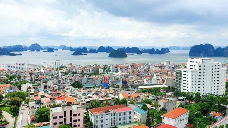 Thành phố Hạ Long ngày càng phát triển trở thành đô thị văn minh, hiện đại.