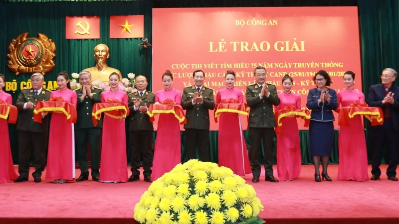 Các đại biểu cắt băng khai mạc Triển lãm.