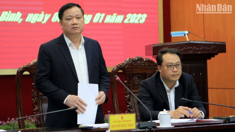 Chủ tịch UBND tỉnh Thái Bình Nguyễn Khắc Thận thông tin những thành tựu nổi bật của địa phương trong năm 2022. (Ảnh: Mai Tú)