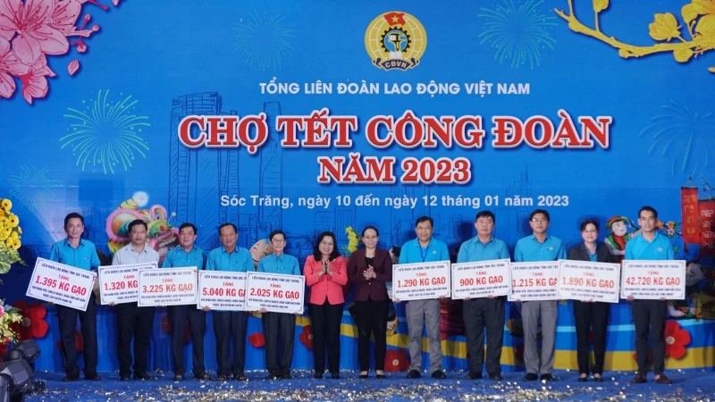 Trao gạo để phát cho công nhân, người lao động khó khăn.