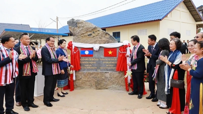 Quang cảnh lễ bàn giao ngôi trường. (Ảnh: Hải Tiến)
