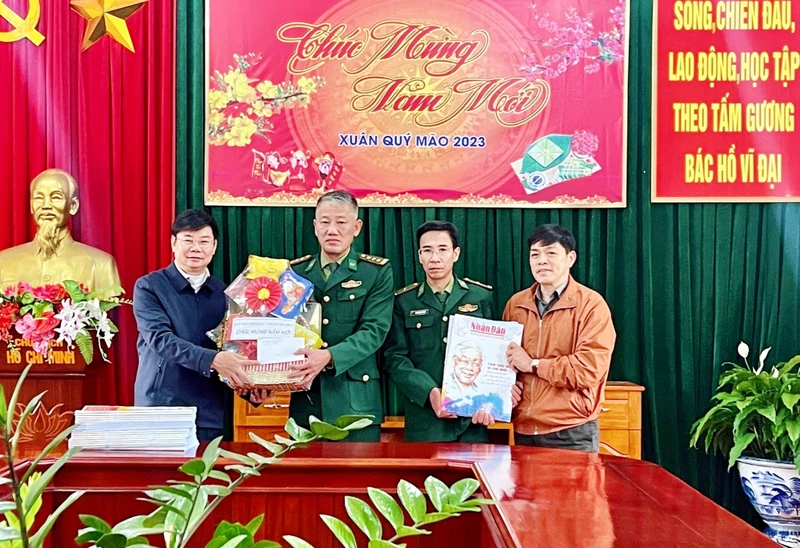 Tặng ấn phẩm báo Tết và quà Tết cho cán bộ, chiến sĩ Đồn Biên phòng Cà Roòng.