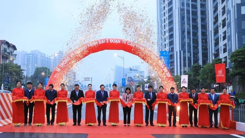 Các đại biểu cắt băng khánh thành đường Vành đai 2 trên cao, đoạn cầu Vĩnh Tuy-Ngã Tư Sở.(Ảnh: Tuấn Anh/TTXVN)