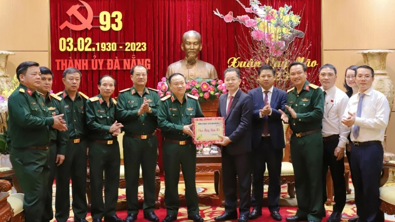 Trung tướng Thái Đại Ngọc và Đoàn công tác Bộ Tư lệnh Quân khu 5 chúc Tết Đảng bộ, chính quyền, nhân dân thành phố Đà Nẵng.