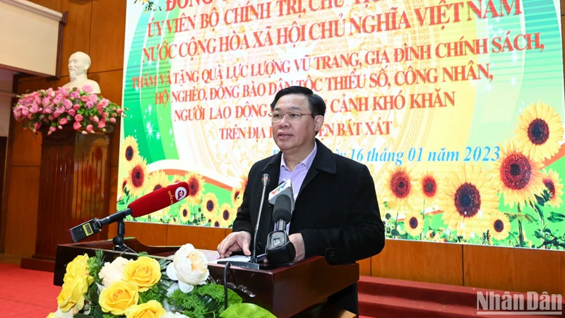 Chủ tịch Quốc hội Vương Đình Huệ phát biểu thăm hỏi, chúc Tết lực lượng vũ trang, gia đình chính sách, hộ nghèo, đồng bào dân tộc thiểu số, công nhân, người lao động có hoàn cảnh khó khăn trên địa bàn huyện Bát Xát. (Ảnh: Duy Linh)