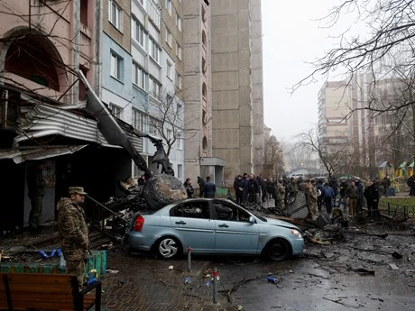 Hiện trường vụ rơi máy bay trực thăng tại Ukraine. (Ảnh: Reuters)