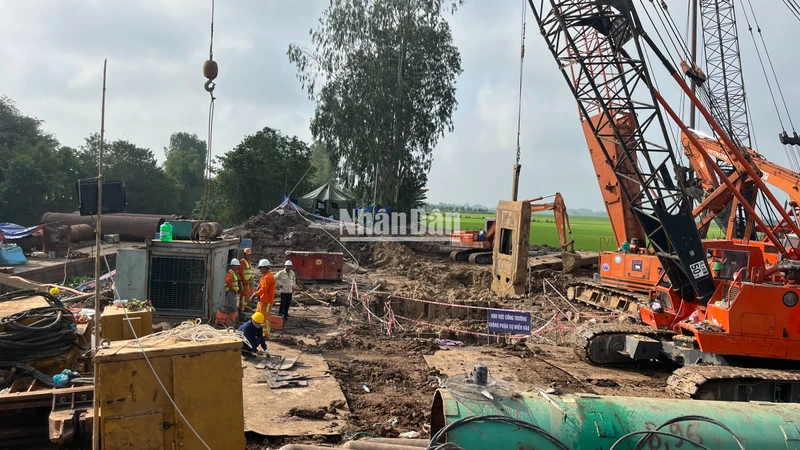 Lực lượng cứu hộ vẫn túc trực làm nhiệm vụ tại công trình.