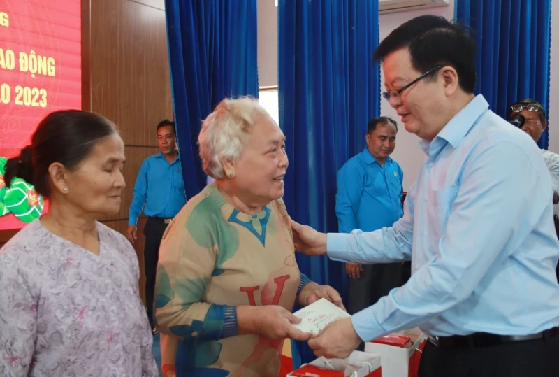 Đồng chí Mai Văn Chính trao quà Tết cho gia đình chính sách có hoàn cảnh khó khăn trên địa bàn thành phố Tân An, Long An. 
