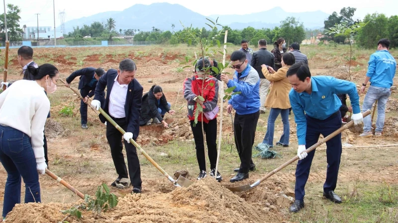 Ngành công đoàn tham gia trồng cây xanh.
